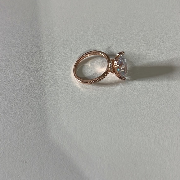 Beautiful 925 sterling silver rose gold 3ct oval cubic zirconia engagement ring. - Picture 7 of 7